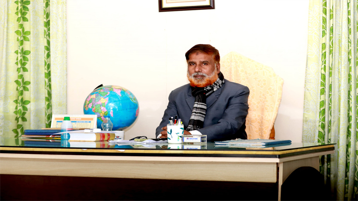 নিজ বিদ্যালয়ের অফিসকক্ষে আব্দুল্লাহ আল মামুন