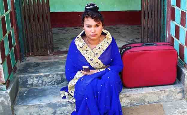 অনশনে গৃহবধূ অনশনে গৃহবধূ