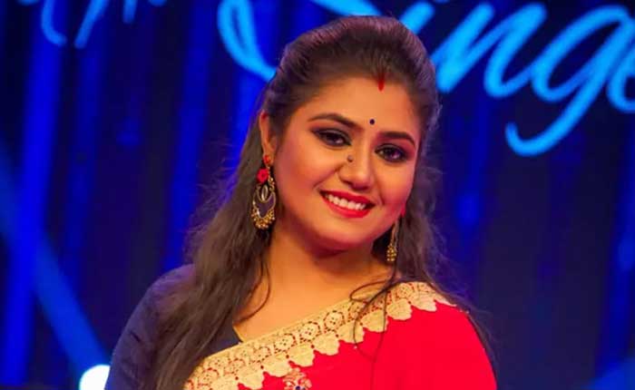 গান গেয়ে ২০ লাখ টাকা জিতে নিলেন এই গৃহিনী গান গেয়ে ২০ লাখ টাকা জিতে নিলেন এই গৃহিনী