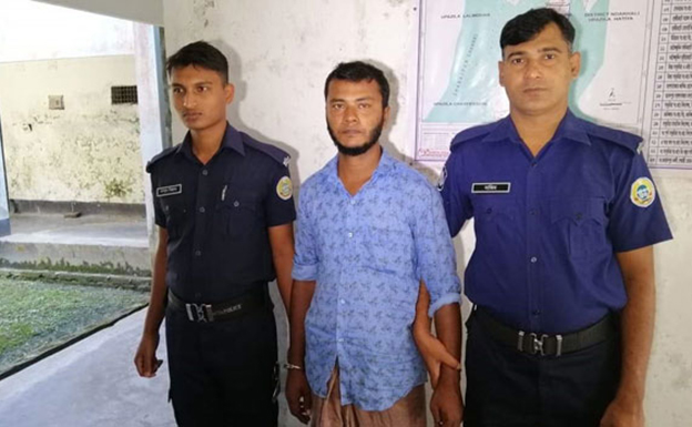 মনপুরায় গৃহবধূকে গণধর্ষণ: ছাত্রলীগ নেতা নজরুল গ্রেপ্তার মনপুরায় গৃহবধূকে গণধর্ষণ: ছাত্রলীগ নেতা নজরুল গ্রেপ্তার