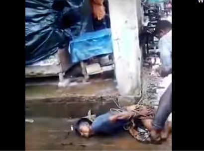 মেয়েদের সামনে বাবাকে উলঙ্গ করে পেটানোর ভিডিও ভাইরাল