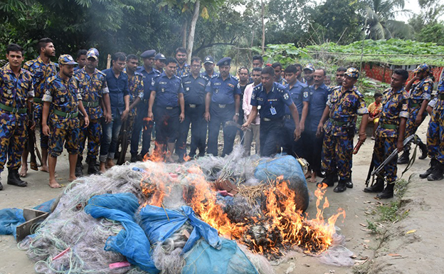 ইলিশ মাছ ধরে ২৪ ঘণ্টায় আটক ২৮২