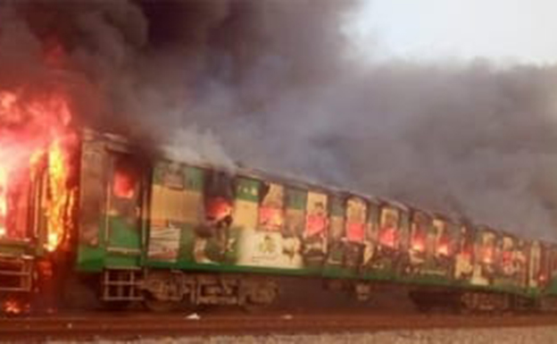 পাকিস্তানে চলন্ত ট্রেনে সিলিন্ডার বিস্ফোরণে নিহত ৭৩ পাকিস্তানে চলন্ত ট্রেনে সিলিন্ডার বিস্ফোরণে নিহত ৭৩