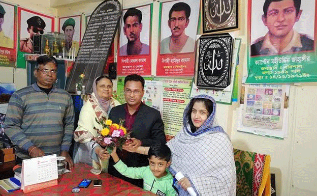 সন্তানকে সরকারি প্রাথমিক বিদ্যালয়ে ভর্তি করলেন ইউএনও