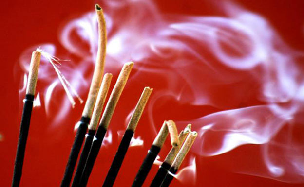 ধূপকাঠির ধোঁয়ায় হতে পারে ক্যান্সার ধূপকাঠির ধোঁয়ায় হতে পারে ক্যান্সার