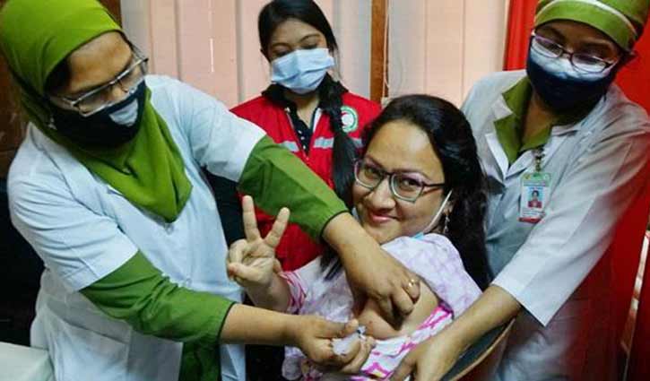 পঞ্চম দিনে টিকা নিলেন দুই লাখ ৪২ হাজার মানুষ পঞ্চম দিনে টিকা নিলেন দুই লাখ ৪২ হাজার মানুষ