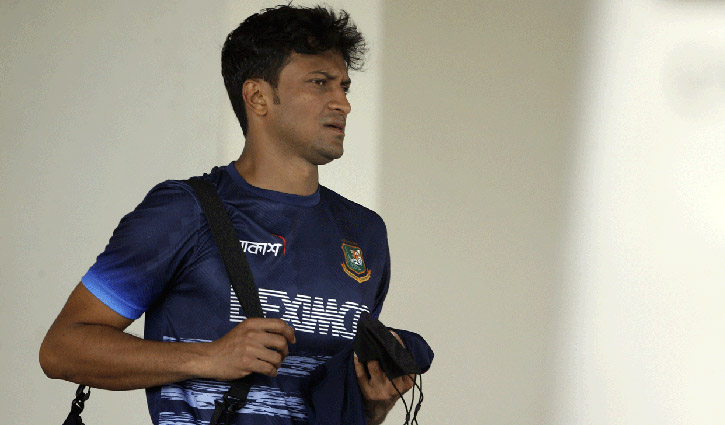 Shakib spends time alongside head coach Russell Domingo Shakib spends time alongside head coach Russell Domingo