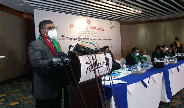 টিকা নেওয়ার মাধ্যমেই দেশ করোনামুক্ত হবে: স্বাস্থ্যমন্ত্রী টিকা নেওয়ার মাধ্যমেই দেশ করোনামুক্ত হবে: স্বাস্থ্যমন্ত্রী
