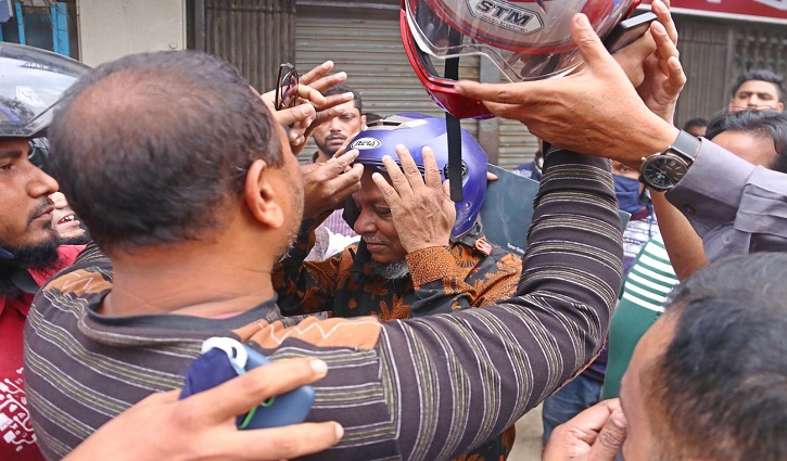 সিলেটে অবৈধ স্ট্যান্ড উচ্ছেদে হামলার শিকার মেয়র-কাউন্সিলর সিলেটে অবৈধ স্ট্যান্ড উচ্ছেদে হামলার শিকার মেয়র-কাউন্সিলর
