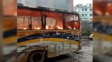 মিরপুরে হঠাৎ গুলি ছুড়ে বাসে আগুন মিরপুরে হঠাৎ গুলি ছুড়ে বাসে আগুন