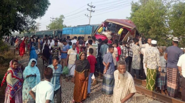 কুমিল্লায় ট্রেন-বাস দুর্ঘটনায় নিহতদের পরিবার পাবে ২৫ হাজার টাকা কুমিল্লায় ট্রেন-বাস দুর্ঘটনায় নিহতদের পরিবার পাবে ২৫ হাজার টাকা
