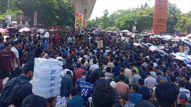 শাহবাগ মোড় অবরোধ করে প্রকৌশল শিক্ষার্থীদের বিক্ষোভ