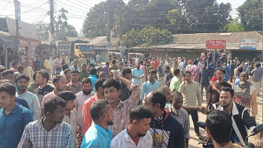 হাতীবান্ধায় মহাসড়ক অবরোধ করে ডিলার ও কৃষি কর্মকর্তার অপসারণ দাবি হাতীবান্ধায় মহাসড়ক অবরোধ করে ডিলার ও কৃষি কর্মকর্তার অপসারণ দাবি