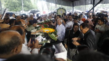 শহীদ মিনারে সৈয়দ মনজুরুল ইসলামকে শেষ শ্রদ্ধা