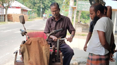 দা-বটিতে শান দিয়েই চলে ভূমিহীন আমিরুলের সংসার