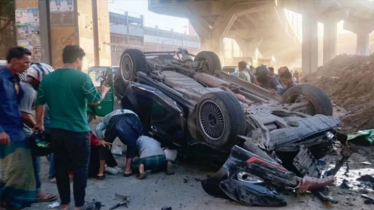 চট্টগ্রাম এক্সপ্রেসওয়ে থেকে গাড়ি ছিটকে পড়ে পথচারী নিহত, আহত ৪