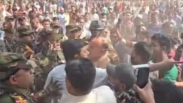 কেন্দ্র পরিদর্শনে গিয়ে তোপের মুখে নাসীরুদ্দীন পাটওয়ারী