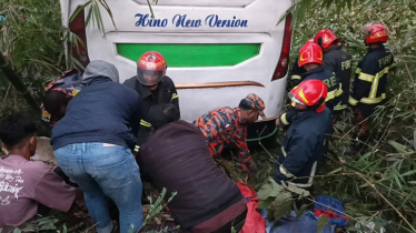 মাদারীপুরে ইজিবাইককে চাপা দিয়ে বাস খাদে, ৬ জনের মৃত্যু মাদারীপুরে ইজিবাইককে চাপা দিয়ে বাস খাদে, ৬ জনের মৃত্যু