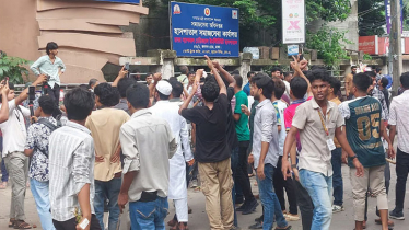 জবিতে ছাত্রদল-ছাত্রশিবিরের সংঘর্ষ, আহত ৫০ জবিতে ছাত্রদল-ছাত্রশিবিরের সংঘর্ষ, আহত ৫০