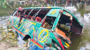 লক্ষ্মীপুরে বাস খালে পড়ে ৫ জনের মৃত্যু