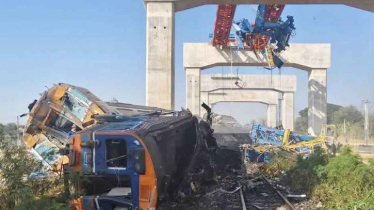 থাইল্যান্ডে চলন্ত ট্রেনের ওপর ভেঙে পড়ল ক্রেন, নিহত ২২ 