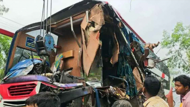 দিনাজপুরে দাঁড়িয়ে থাকা ট্রাকে বাসের ধাক্কা, নিহত ২