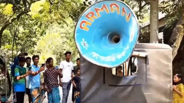 কিশোরগঞ্জে বিদেশ যেতে ঋণ না পেয়ে মাইক ভাড়া করে গালাগাল