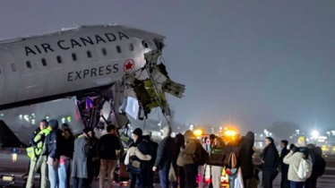 নিউইয়র্কে বিমানবন্দরের রানওয়েতে প্লেন-গাড়ির সংঘর্ষ