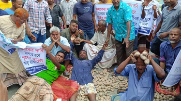 কুড়িগ্রামে হিমাগারের ভাড়া বাড়ানোর প্রতিবাদে রাস্তায় আলু ফেলে অবরোধ