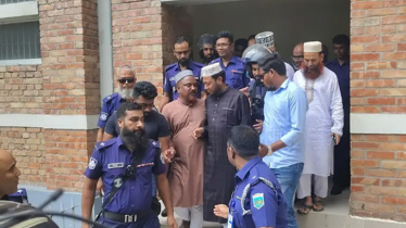 আদালতে আত্মসমর্পণ করে জামিন পেলেন এমপি আমির হামজা আদালতে আত্মসমর্পণ করে জামিন পেলেন এমপি আমির হামজা