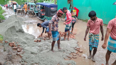 জনদুর্ভোগ কমাতে ৩ কি.মি. রাস্তা সংস্কার করলেন লাবীব গ্রুপের সালাউদ্দিন জনদুর্ভোগ কমাতে ৩ কি.মি. রাস্তা সংস্কার করলেন লাবীব গ্রুপের সালাউদ্দিন