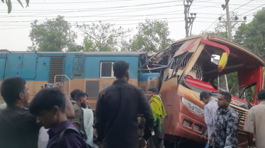 কুমিল্লায় বাসে ট্রেনের ধাক্কায় নিহত ১২