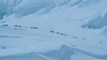 তিব্বতে তুষারঝড়ে এভারেস্টে আটকা প্রায় এক হাজার মানুষ তিব্বতে তুষারঝড়ে এভারেস্টে আটকা প্রায় এক হাজার মানুষ