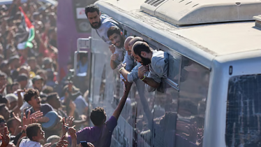 মুক্তি পেলেন ফিলিস্তিনি ও ইসরায়েলি বন্দিরা