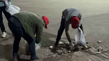 রাতে জাতীয় স্মৃতিসৌধের বর্জ্য পরিষ্কার করলেন বিএনপির নেতাকর্মীর