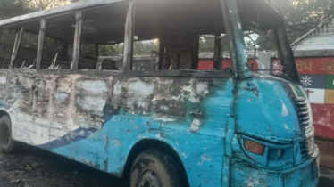 ঢাকা-চট্টগ্রাম মহাসড়কে দাঁড়িয়ে থাকা মিনিবাসে আগুন ঢাকা-চট্টগ্রাম মহাসড়কে দাঁড়িয়ে থাকা মিনিবাসে আগুন