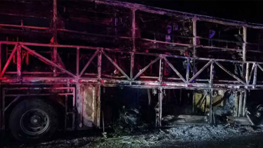 ভারতে মোটরসাইকেলের সঙ্গে সংঘর্ষে এসি বাসে আগুন, নিহত ২০