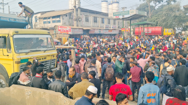 ৩০০ টাকার ভাড়া ১ হাজার, পোশাক শ্রমিক ও যাত্রীদের সড়ক অবরোধ ৩০০ টাকার ভাড়া ১ হাজার, পোশাক শ্রমিক ও যাত্রীদের সড়ক অবরোধ