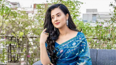 জামদানিতে স্নিগ্ধ রূপে বুবলী, মুগ্ধ নেটিজেনরা