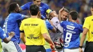 ব্রাজিলের ফুটবলে বিরল ঘটনা, ২৩ খেলোয়াড় পেল লাল কার্ড