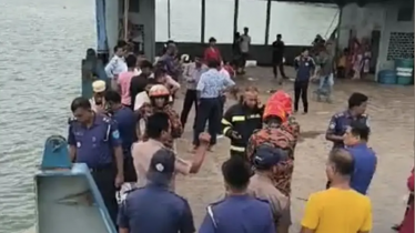 দৌলতদিয়া ফেরিঘাটে নিয়ন্ত্রণ হারিয়ে ফের যাত্রীবাহী বাস পদ্মা নদীতে