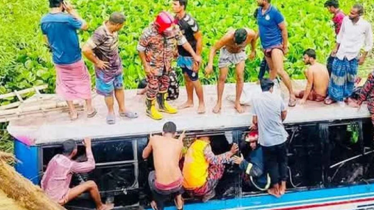 কুষ্টিয়ায় বাস-ট্রাকের মুখোমুখি সংঘর্ষ, খাদে পড়ে আহত ২৫