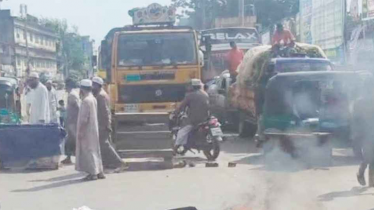 চট্টগ্রামে বাসচাপায় হেফাজত নেতার মৃত্যু, মহাসড়ক অবরোধ