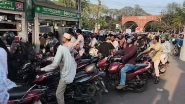রাজধানীর বেশিরভাগ পাম্পে উপচে পড়া ভিড়, মিলছে না তেল রাজধানীর বেশিরভাগ পাম্পে উপচে পড়া ভিড়, মিলছে না তেল