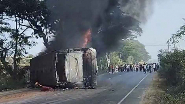 কুমিল্লায় বাস উল্টে আগুন, দগ্ধ হয়ে ৪ জন নিহত