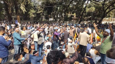 পে-স্কেল বাস্তবায়নের দাবিতে সরকারি কর্মচারীদের যমুনার সামনে অবস্থান পে-স্কেল বাস্তবায়নের দাবিতে সরকারি কর্মচারীদের যমুনার সামনে অবস্থান