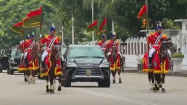 বঙ্গভবনে ভারপ্রাপ্ত রাষ্ট্রপতি হাফিজ উদ্দিন, দেওয়া হলো গার্ড অব অনার বঙ্গভবনে ভারপ্রাপ্ত রাষ্ট্রপতি হাফিজ উদ্দিন, দেওয়া হলো গার্ড অব অনার