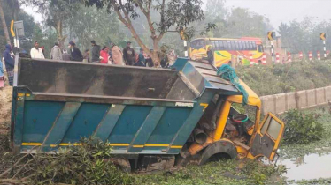 নওগাঁয় ডাম্প ট্রাকের চাপায় নিহত ৫ নওগাঁয় ডাম্প ট্রাকের চাপায় নিহত ৫