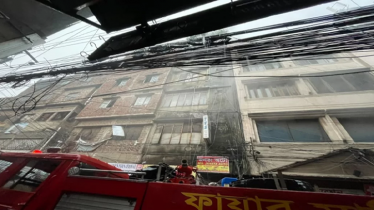 বংশালে হেলমেটের গোডাউনে আগুন নিয়ন্ত্রণে বংশালে হেলমেটের গোডাউনে আগুন নিয়ন্ত্রণে