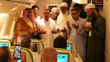 চলতি মৌসুমে প্রথম হজ ফ্লাইটের উদ্বোধন প্রধানমন্ত্রীর